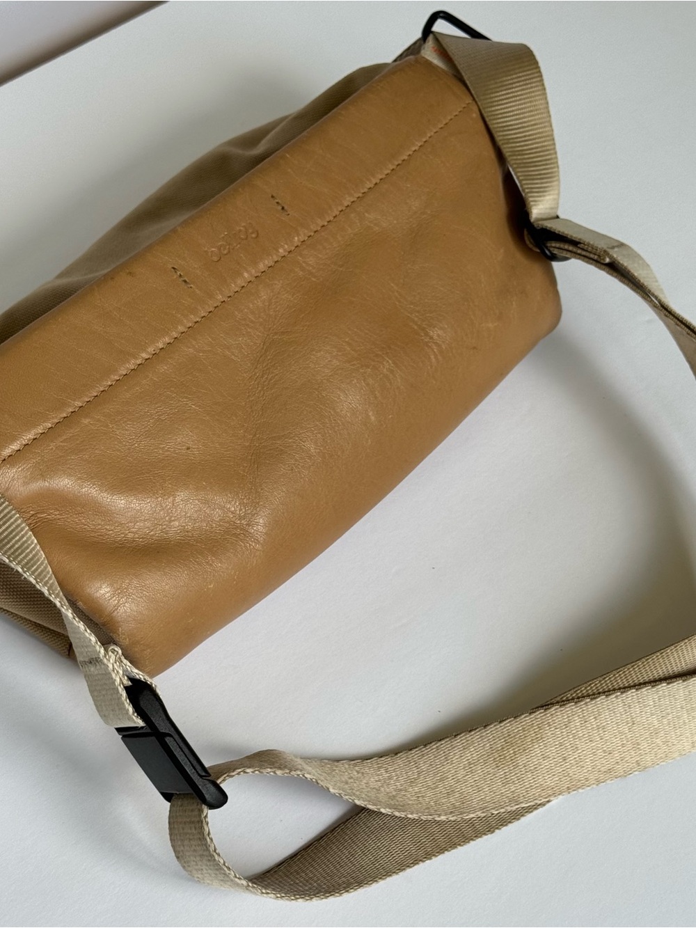 Bellroy Sling Mini Crossbody Premium Leather EDC - 4L - magnetic strap clasp